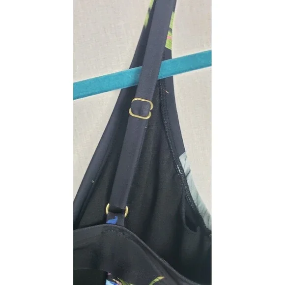 La Blanca Swimwear One Piece Black Floral Twist UPF 50+ Beach Resort Vacation - Picture 4 of 5